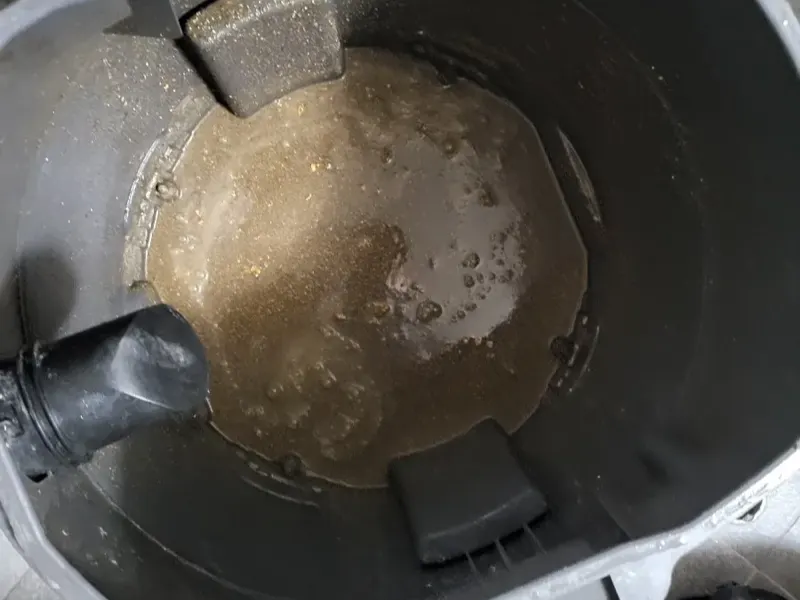 예산 석션 장비 통에 빨려 나온 오수와 찌꺼기
