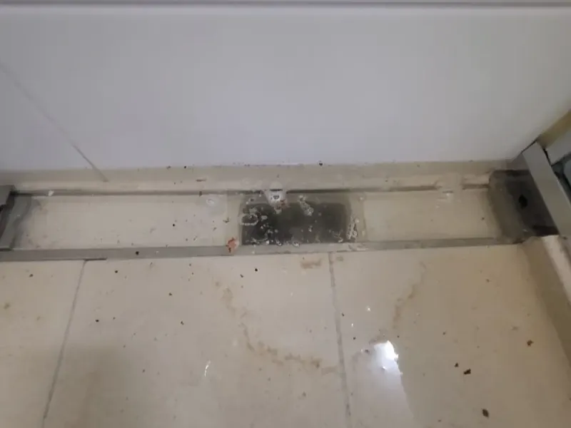 예산 욕실 벽 쪽 긴 배수구 주변에 고인 물